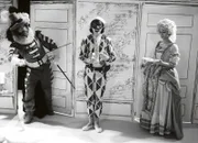 Eine Commedia dell'arte-Szene. Von links: Umberto Troni als Capitano, Stefano Manca als Arlecchino, Silvia Luzzi als Rosaura.