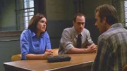 Die Detectives Olivia Benson (Mariska Hargitay) und Elliot Stabler (Christopher Meloni, M.) nehmen Bruce Abbott (Bruce Bohne) in die Mangel. Er wird verdächtigt, als Vergewaltiger die New Yorker U-Bahn unsicher zu machen.