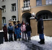 Hausmeister Stürzlinger (Werner Zeussel) mit den Kindern.