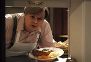 Max (Michael A. Grimm) reicht das Essen in die Gaststube.