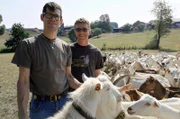 Die Ziegenbauern Timo Haas (links) und Frank Simon.