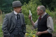 L-R: Hercule Poirot (John Malkovich) und Japp (Kevin McNally)