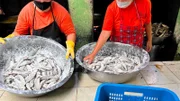 In der Küche bereiten Häftlinge als Chance, sich ein paar Cent extra zu verdienen, dreimal täglich Mahlzeiten für alle zu. In zwei separaten Küchen garen sie vor allem Fisch, Gemüse, und Reis. Eine Kantine oder einen Speisesaal gibt es nicht.