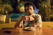 Stulle statt Candlelight-Dinner: Levo (Arash Marandi) hat sich die Zweisamkeit anders vorgestellt.