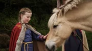 Gudrun (Sophie Ryder) lernt den guten Umgang mit einem Fjordpferd und erlangt sein Vertrauen.