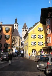 Die Oberstadt des annähernd 8000 Jahre alten Tiroler Ortes Kitzbühel.