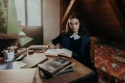Anne Frank (Katharina Kron) schreibt in ihr geliebtes Tagebuch.
