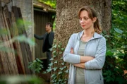Ariane (Viola Wedekind, r.) hält sich im Hintergrund, während Robert (Lorenzo Patané, l.) versucht, mit Lia zu reden.