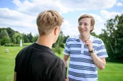Gerry (Johannes Huth, r.) ist Max (Stefan Hartmann, l.) sehr dankbar, dass er wieder Golf trainieren darf.