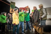 Die Umweltgruppe „Greencats“ demonstriert gegen den illegalen Holzhandel von Adam Linde (Michael Kind, 2. von rechts) und seiner Tochter Evelyn (Sandra Maren Schneider, rechts). Stella (Zoë Malia Moon, links vorne) stellt die beiden zur Rede.