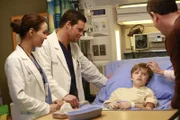 Dr. Jo Wilson (Camilla Luddington, l.) und Dr. Alex Karev (Justin Chambers, 2.v.l.) sprechen dem kleinen Bobby Mut zu. Kurz vor seiner Tumoroperation erklären sie ihm was genau passieren wird und wie gut es ihm danach gehen wird - hoffentlich werden sie Recht behalten ...