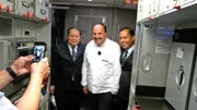 Johann Lafer (Mitte) übernimmt die Schulung der Flugbegleiter auf einem Flug im größten Passagierflugzeug der Welt, einer A380.