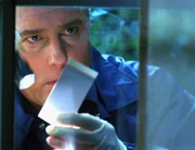 Gil Grissom (William Petersen) findet an der Terrassentür einen Fingerabdruck des Triebtäters.