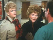 Jessica (Angela Lansbury) und Rita (Vivian Blaine) sind erleichtert, als sie im Krankenhaus erfahren, dass die angeschossene Patti auf dem Weg der Besserung ist.
