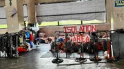 Wer sich nicht an die Regeln hält, dem drohen unter anderem Zellenarrest, Strafarbeiten wie Putzdienst oder, im schlimmsten Fall, komplette Isolation. Und das nicht nur für ein paar Stunden, sondern bis zu einem Monat.