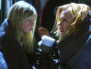 Im letzten Augenblick rettet Catherine (Marg Helgenberger, r.) ihre Tochter Lindsay (Madison McReynolds) aus dem sinkenden Auto.