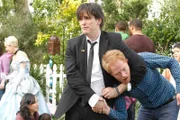 Robbie (Matt Dillon, li.) begrüßt besonders 'herzlich' Mitchell (Jesse Tyler Ferguson), den er wie Claire aus der Highschool kennt.