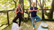 Tobias Kämmerer beim Baumkronen Yoga auf dem Hoherodskopf mit Laura Herburg.