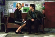 Buffy (Sarah Michelle Gellar, l.) fühlt sich zu Parker Abrams (Adam Kaufman) hingezogen.
