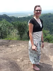 Passagierin Momo auf einer Aussichtsplattform des Mulkirigala Felsentempels, nachdem sie die ganzen 533 Stufen erklommen hat, im Distrikt Hambantota auf Sri Lanka.