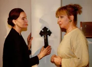 Die 'Neue", Sofia Monetti (Gudrun Gundelach, li.) und Ilse (Christiane Reiff) unterhalten sich und hängen Sofias Kruzifix auf.