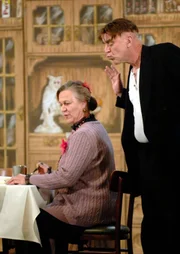 Graupensuppe mit Kirschlikör: Butler Jakob (Thomas Rech) seviert Omma Sofie (Silke Volkner) ein schmackhaftes Vier-Gänge-Menü.