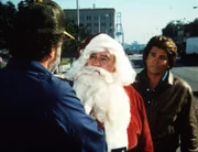 Harold (Edward Asner, M.), als Weihnachtsmann verkleidet, wird von Jonathan (Michael Landon, r.) und Mark (Victor French, l.) auf frischer Tat ertappt.