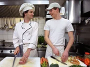 Jakob (Karsten Kühn, rechts) kann in Freddys (Luca Zamperoni) Küche etwas in die Arbeit eines Kochs reinschnüffeln. Das gefällt ihm so gut, dass er gern ein Praktikum im "Charlotto" machen würde.