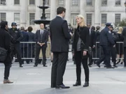 Carrie (Claire Danes, r.) folgt einer Spur, die mit ihrem Kontaktmann beim FBI, Agent Conlin (Dominic Fumusa, l.), zusammenhängt. Doch dies bringt sie beide in tödliche Gefahr ...