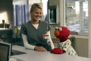 Dr. Denise Mahoney (Eliza Coupe, l.) macht Bekanntschaft mit Elmo (r.) ...