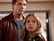 Buffy (Sarah Michelle Gellar, r.) macht eine schwere Zeit durch. Obwohl Riley (Marc Blucas, l.) ihr helfen will, lässt sie ihn nicht an sich heran.