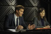 Booth (David Boreanaz, l.); Brennan (Emily Deschanel, r.)
