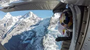 Die französischen Base-Jumper Vince Reffet und Fred Fugen wollen einen riskanten Stunt hoch oben am Himmel wagen: Sie werden mit sogenannten Wingsuits von einem Berg springen und versuchen, in der Luft in ein Flugzeug einzusteigen.