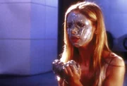 Buffy (Sarah Michelle Gellar) führt ein geheimnisvolles Ritual durch, um Kontakt zu dem Geist der ersten Jägerin aufzunehmen.