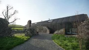 In dieser Episode wird eine 300 Jahre alte schottische Ruine freigelegt, die von einem Besitzer wieder zum Leben erweckt wurde, der die geniale Einsicht hatte, in ihren bröckelnden Mauern ein einzigartiges modernes Haus zu errichten.