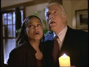 Amanda (Victoria Rowell, l.) und Mark (Dick Van Dyke, r.), die zu Besuch in dem abgelegenen Haus von Vivien sind, hören im oberen Stock merkwürdige Geräusche.