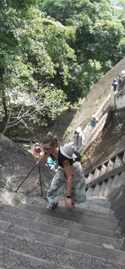 Passagierin Patty erklimmt die 533 Stufen des Mulkirigala Felsentempels im Distrikt Hambantota auf Sri Lanka.