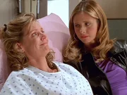 Buffy (Sarah Michelle Gellar, r.) und ihrer Mutter Joyce (Kristine Sutherland, l.) stehen schwere Zeiten bevor. Buffys Mutter hat einen Gehirntumor, von dem man noch nicht weiß, ob er bösartig ist.