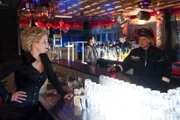 Claudia (Janette Rauch, r.) überprüft die Bar von Jossi Schmidt (Tanja Schumann, l.) nach gepanschtem Alkohol.