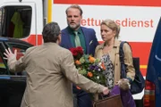 Anna (Diana Staehly) verlässt gerade mit Kafi (Mirco Reseg) das Krankenhaus, als sie von Eugen (Alexander Schubert, l.) überrascht werden.