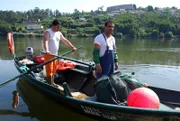 Manuel da Silva und sein Kollege Hernando fischen mit Holzbooten auf dem Rio Douro. Das gehört zur Tradition.