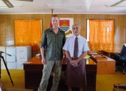 Der Produzent und Videojournalist Mitja Rietbrock mit dem Präsidenten Kiribatis, Anote Tong: (Copyright SRF)