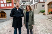 Konrad Diener (Max von Thun, l.) und Maris Bächle (Jessica Schwarz, r.) treffen den Bürgermeister im Rathaus von Klosterbach.