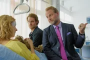 Annas (Diana Staehly) Ex-Männer Tom (Frank Maier, M.) und Kafi (Mirco Reseg) besuchen Sie nach ihrem missglücktem Bungee-Sprung im Krankenhaus.