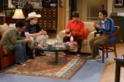 Männerabend: Sheldon (Jim Parsons, 2.v.l.), Raj (Kunal Nayyar, r.), Leonard (Johnny Galecki, l.) und Howard (Simon Helberg, 2.v.r.) ...