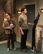 Während Sheldon (Jim Parsons, r.) eine üble Entdeckung macht, fasst sich Leonard (Johnny Galecki, l.) ein Herz und lädt Penny zu einem romantischen Abendessen ein. Doch kann das gutgehen?
