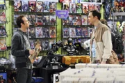 Was ist nur mit Sheldon (Jim Parsons, r.) und Stuart (Kevin Sussman, l.) los?