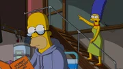 Homer (l.) kauft sich ein Fitness-Gerät mit einem eingebauten Fernseher. Schon bald hört er auf, darauf zu trainieren und guckt nur noch fasziniert die Serie "Stranded", in der eine Gruppe Menschen auf einer mysteriösen Insel strandet. Marge (r.) ist genervt ...
