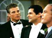 Dennis (Doug Savant, li.) erzählt seinem Freund Andy (Thomas Calabro), dass es üblich ist, die Braut zu entführen. Andy ist davon nicht begeistert.
