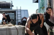 Als ein Mann leblos an die Küste von Oahu gespült wird, kommt das Five-O Team einem Ring illegal arbeitender Fischer auf die Schliche: Steve (Alex O'Loughlin, 2.v.l.) und Chin (Daniel Dae Kim, r.) ...